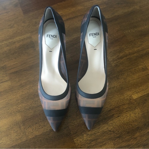 NIB $850 Fendi Colibri Logo Pointed Toe Pump in size 5 US / 35.5 EU! - Picture 2 of 11
